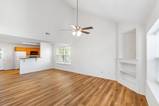 Building Photo - 5013-5015-5015 Betty Jean Way
