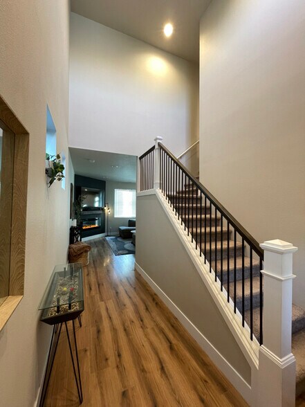 Building Photo - 835 NE Buckthorn Dr