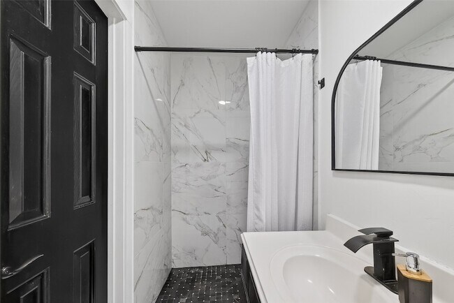 Building Photo - 4423 Sloangate Dr