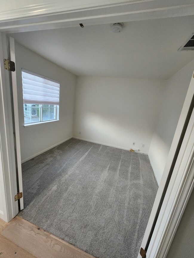 Building Photo - 2064 Easton Dr