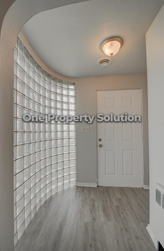 Building Photo - 200 E 69th Pl
