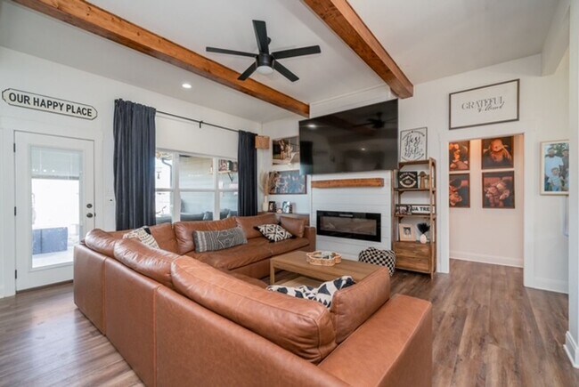 Building Photo - STUNNING modern farmhouse built in 2022 on 1 acre just outside the city limits of Tyler!