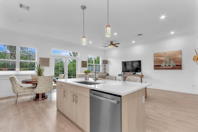 Building Photo - 120 Water Pointe Pl