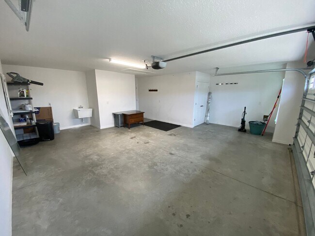 Building Photo - Beautiful, Furnished ANNUAL 2 bed, 2 bath ...