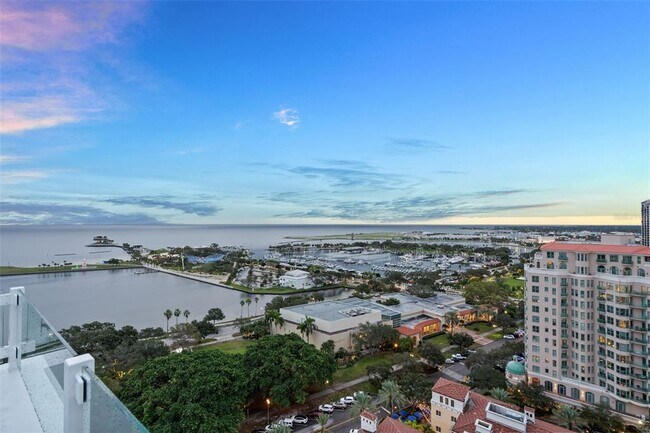 Building Photo - 176 4th Ave NE