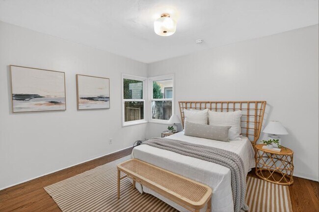 Building Photo - 2 bedroom | 1 bathroom | Single family in East Sac