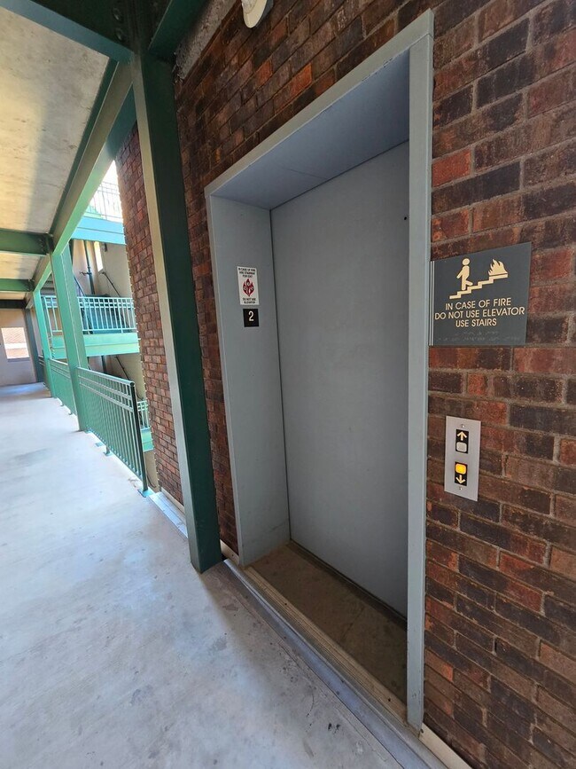 Building Photo - Beautiful 2BR , 2BA 2nd floor loft in East...