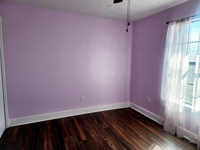 Building Photo - Three Bedroom Charming Neighborhood