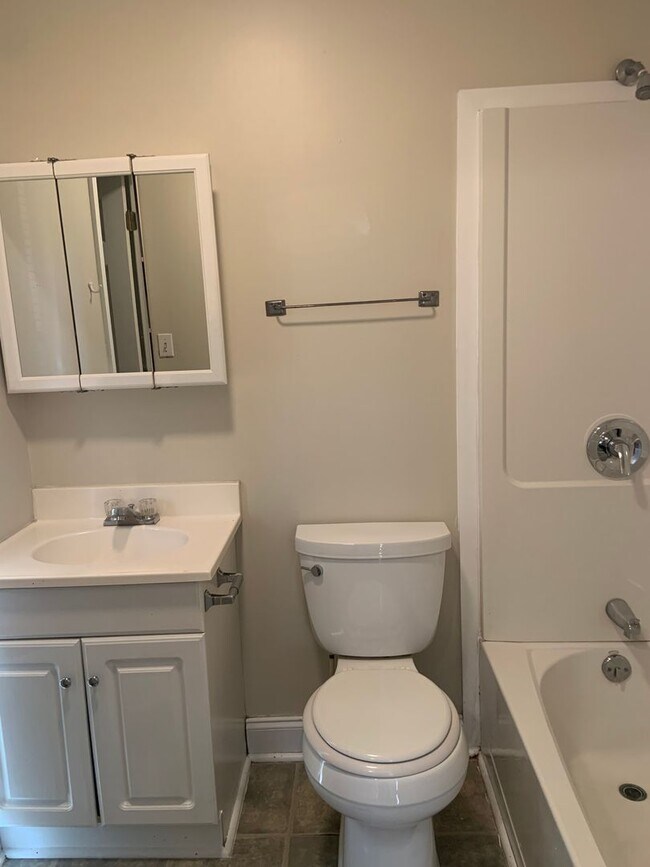 Building Photo - 1 BR apartment w/ hardwood floors and lawn...