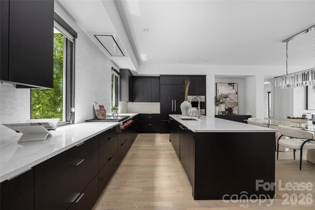 Building Photo - 614 Queens Rd