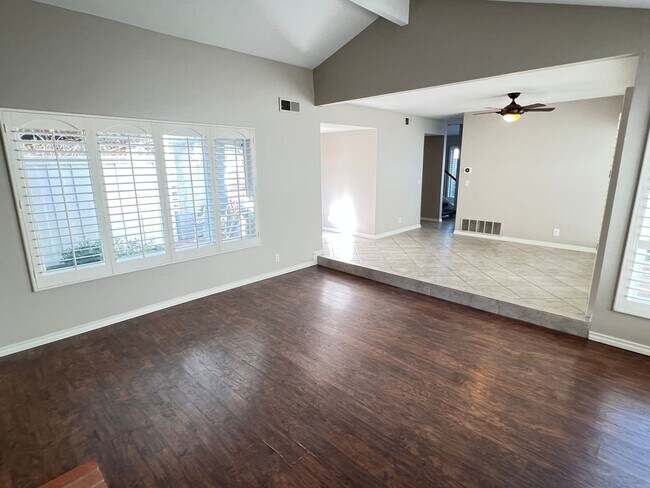 Building Photo - Dazzling Lake Summit Lake View Single Family Home!