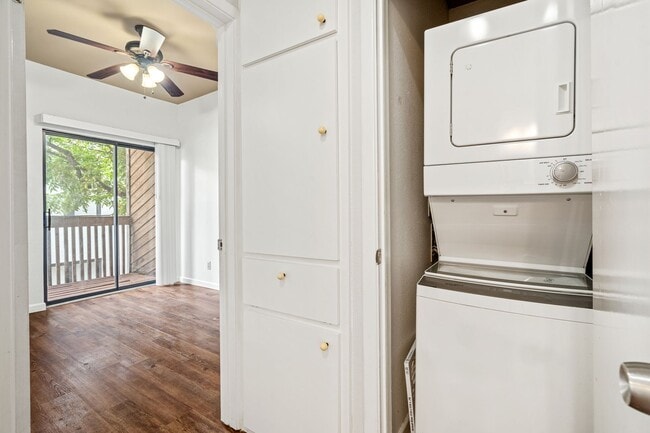 Building Photo - PARK PLACE - ACROSS FROM DKR STADIUM - 1BD / 1BA With Study - WOOD FLOORS - W/D - $1200