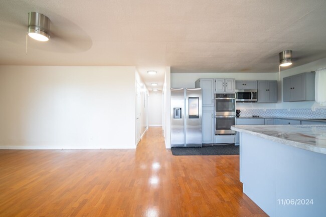 Building Photo - 3 bd / 2 ba Upstairs Unit in a Triplex