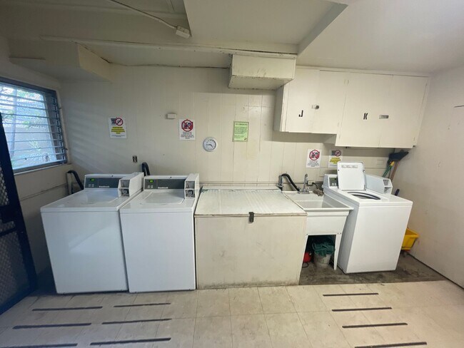 Building Photo - Walkup Studio in Waikiki