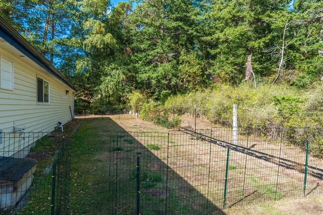 Building Photo - 3 Bedroom 2 Bath Home with a Wonderful View