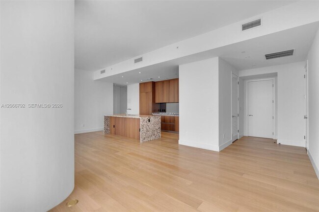 Building Photo - 175 SE 25th Rd