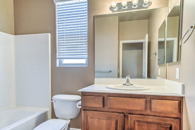 Building Photo - Beautiful Coral Canyon Home with Modern Up...