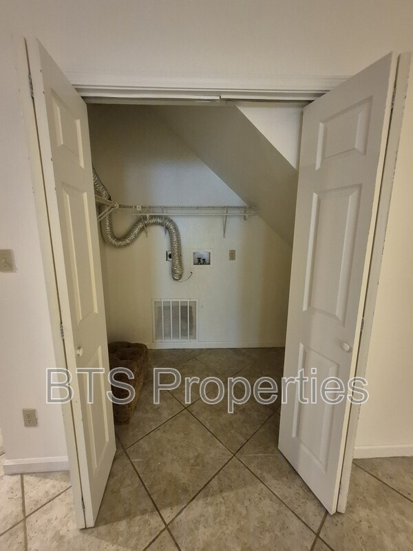 Building Photo - 5917 W Plank Rd