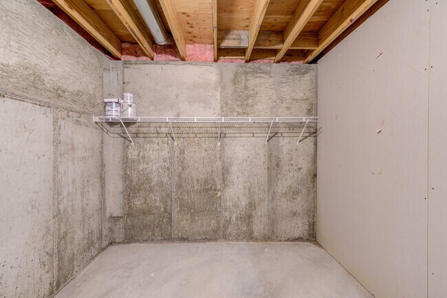 Building Photo - 650 Top Notch Ln