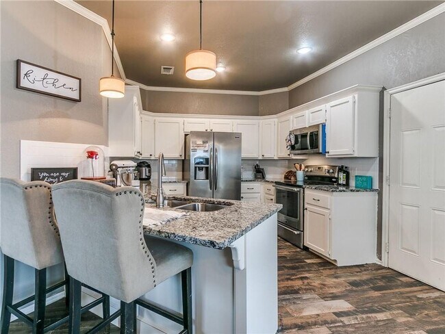 Building Photo - Gorgeous Home Located In Choctaw!!!