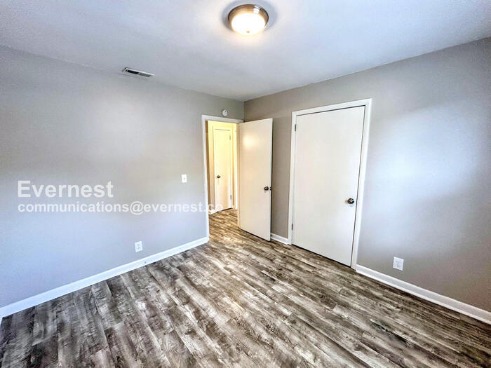 Building Photo - 1176 Sioux Terrace