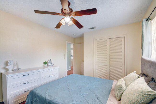 Building Photo - 103 SW 10th Ave