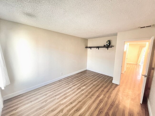 Building Photo - 2 Bedroom Condo for Rent