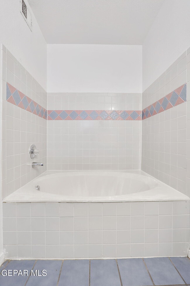 Building Photo - 4620 Loma De Cobre Dr