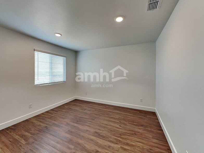 Building Photo - 17157 W Lawrence Ln