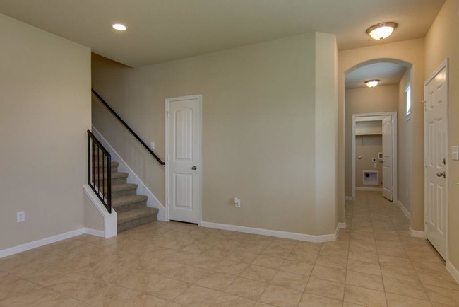 Building Photo - 2880 Donnell Dr