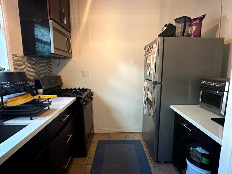 kitchen - 1529 N Hobart Blvd