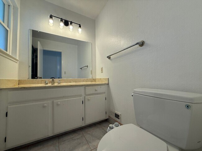 Building Photo - Cozy 3 Bedroom 2 Bath home located conveniently in San Jose