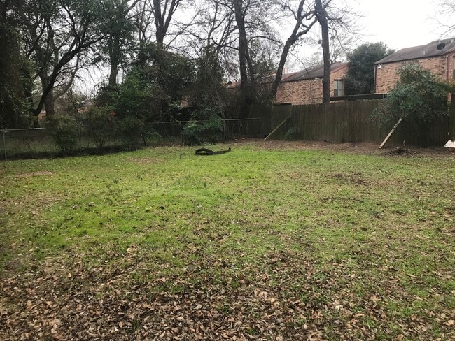 Building Photo - 3/2 Fenced Yard Covered Parking
