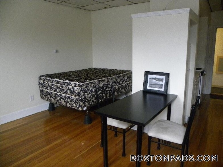 Building Photo - 879 Beacon St