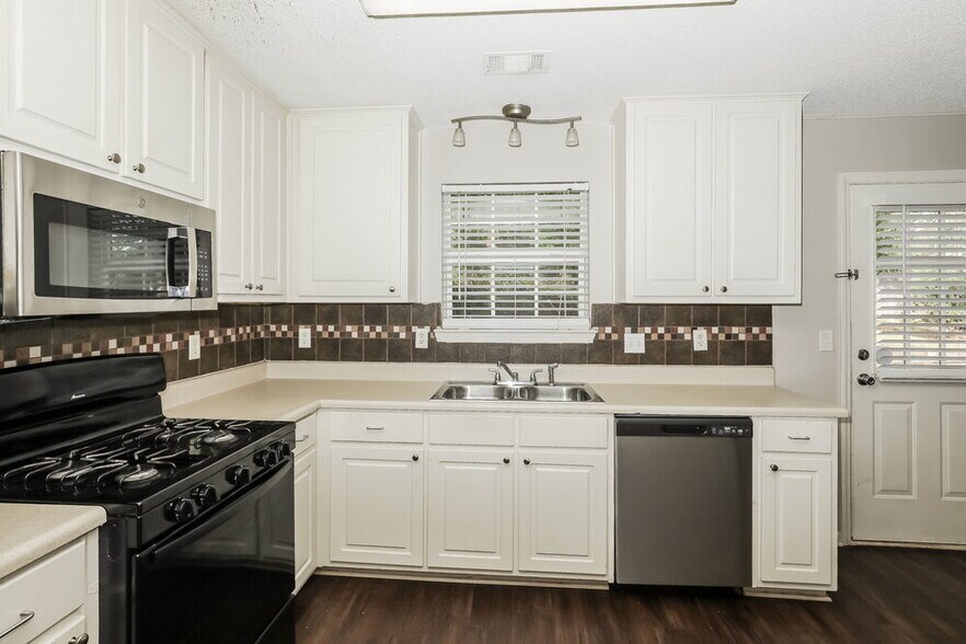 Building Photo - 504 Wyntuck Dr