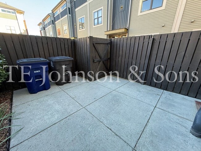 Building Photo - Modern Three Level Townhome in the Heart of Winston Salem