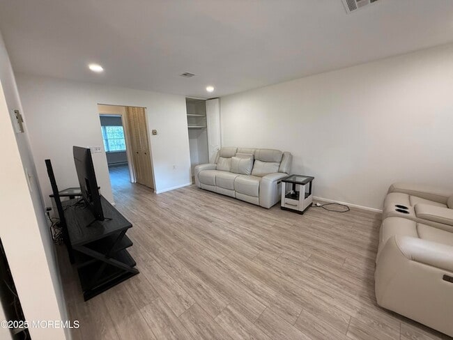 Building Photo - 1178B Clydebank Ct