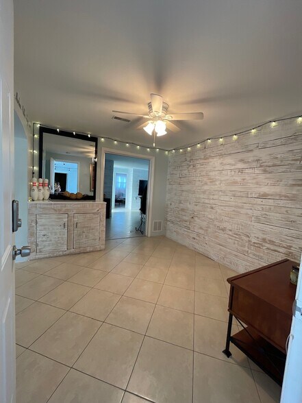 3x1 or 4x2 lobby/chilling srea - 2440 Manasota Beach Rd