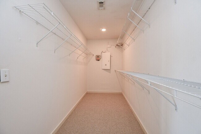 Building Photo - 824 Robin St