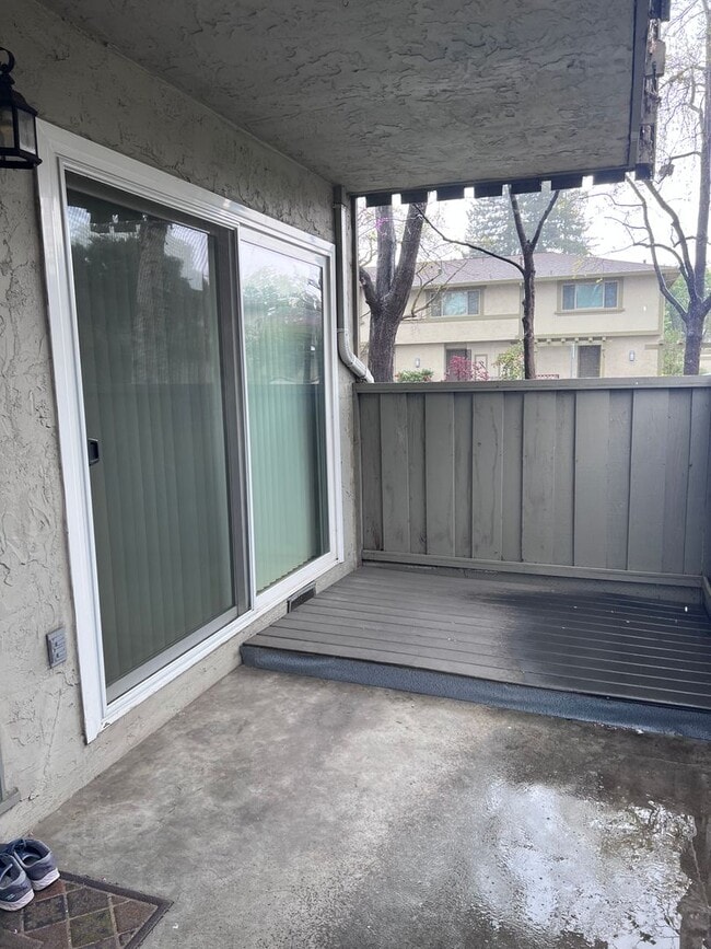 Building Photo - Remodeled 2 bedroom Condominium with enclo...