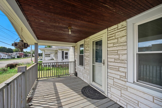 Building Photo - 408 River Ln