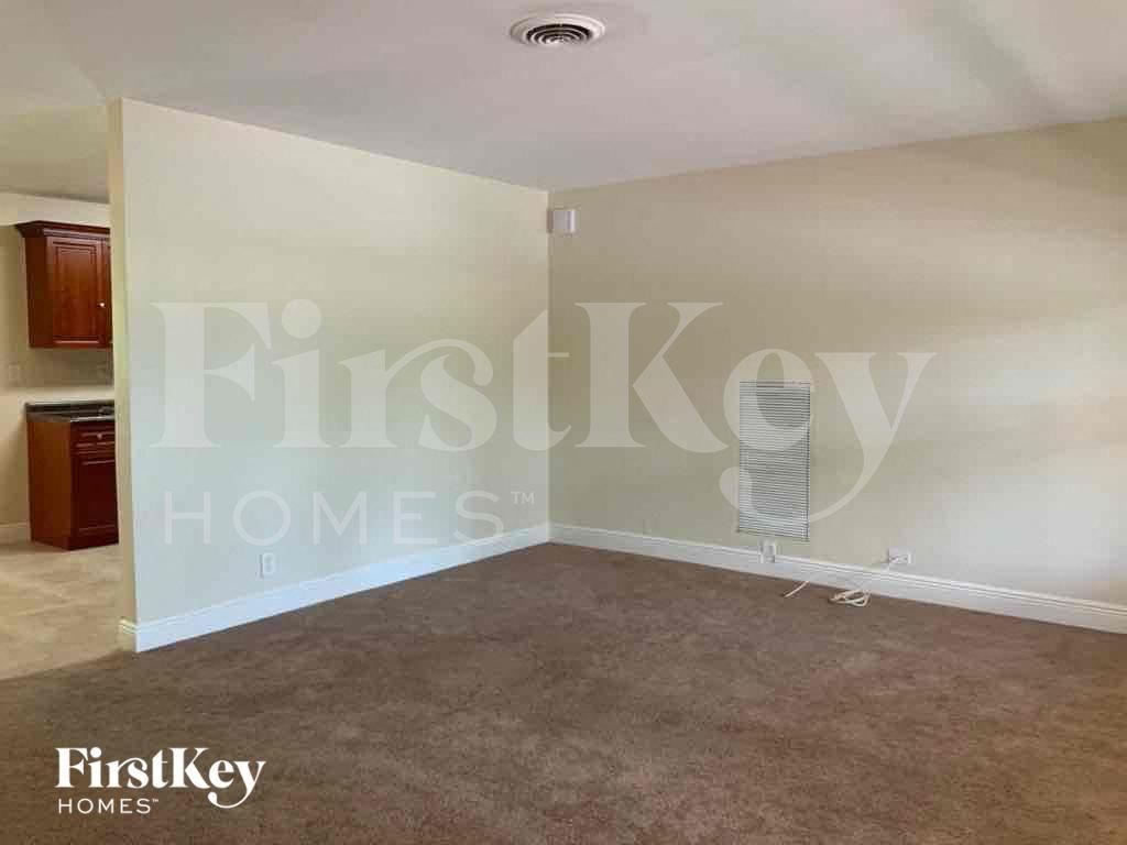 Building Photo - 727 S Pine St