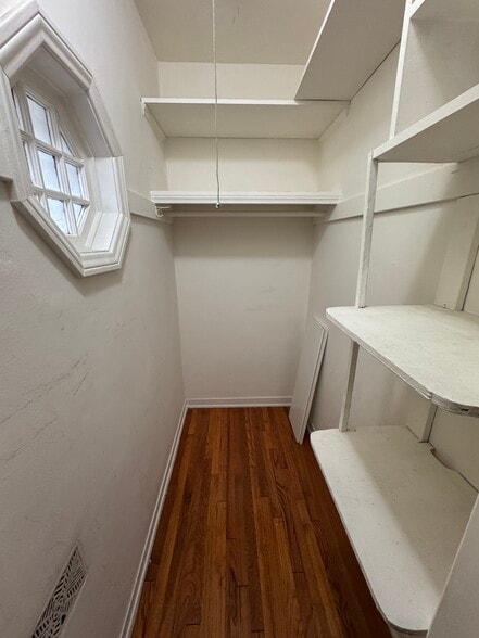 Building Photo - 5767 San Vicente Blvd