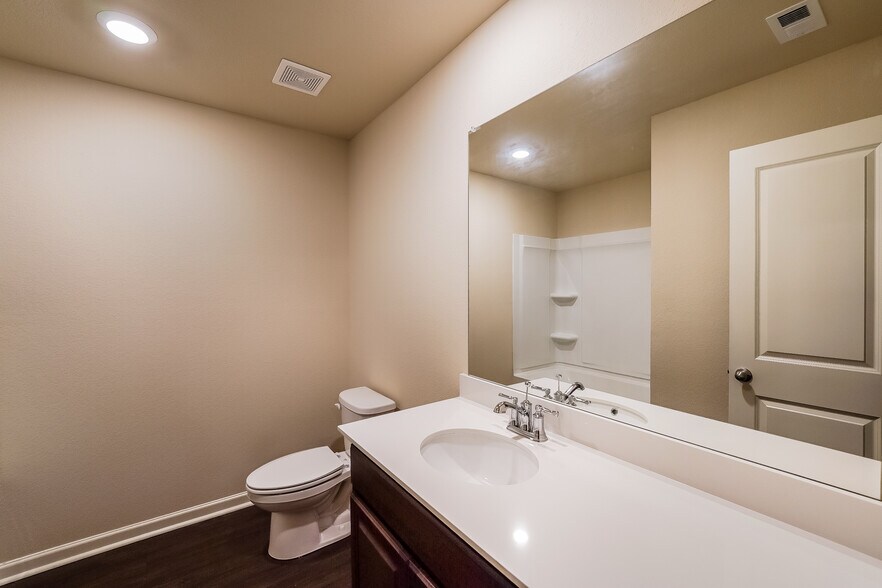 Building Photo - 484 Clover Cir