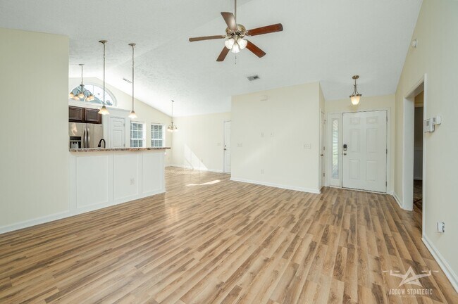 Building Photo - Split Floor Plan, Open and Bright