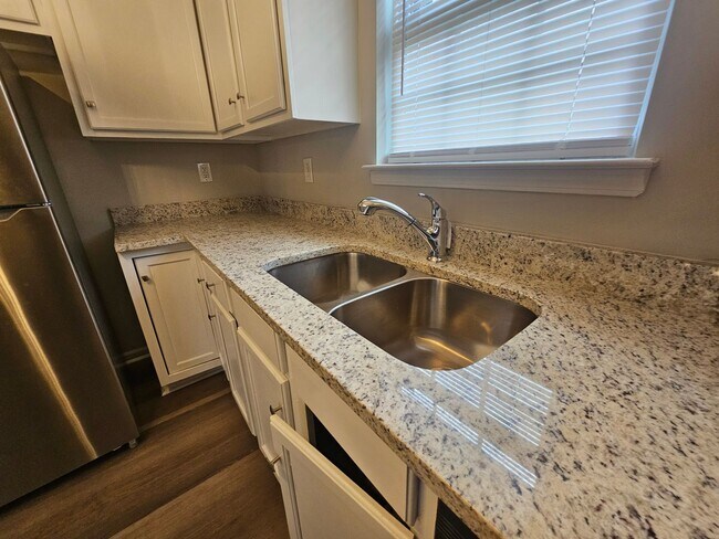 Building Photo - Remodeled Ranch Home Minutes from Uptown Charlotte