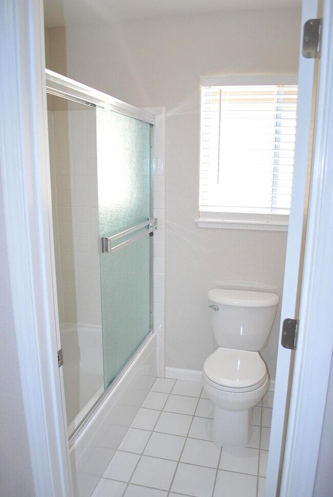 Building Photo - Updated Detached Home in Gated Fleur Du Mo...