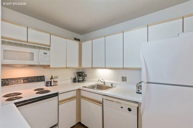 Building Photo - 480 N McClurg Ct