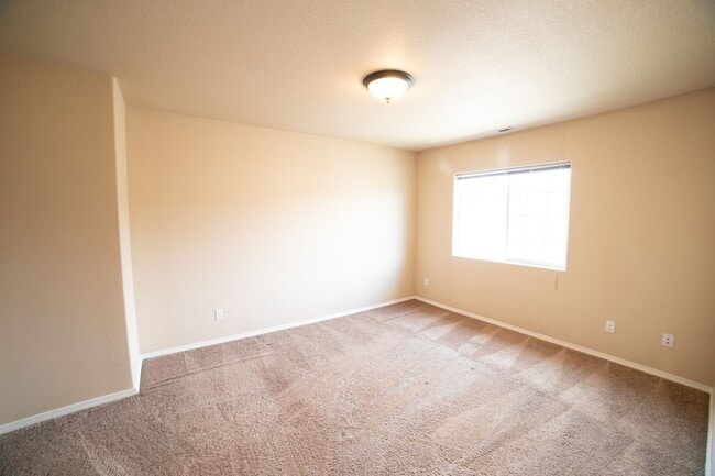 Building Photo - Newer Construction Townhome in Canby