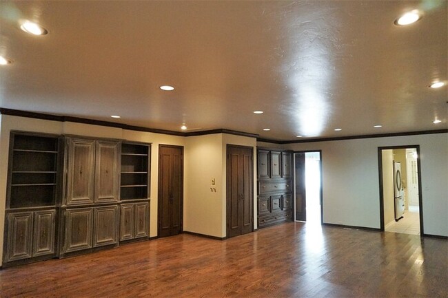 Building Photo - 3 bed 3 Bath 2 Car Garage Town Home in the...